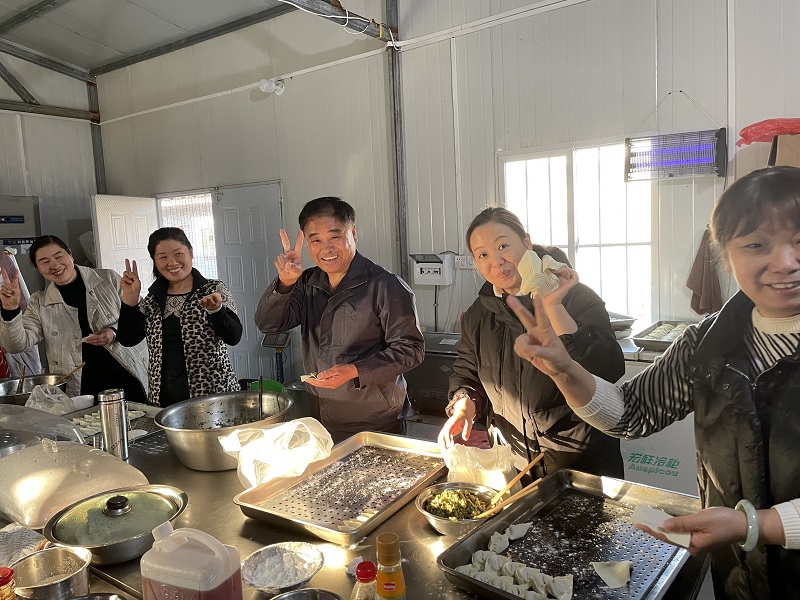 1640155067505.jpg 淮内高速项目开展齐包饺子迎冬至.jpg